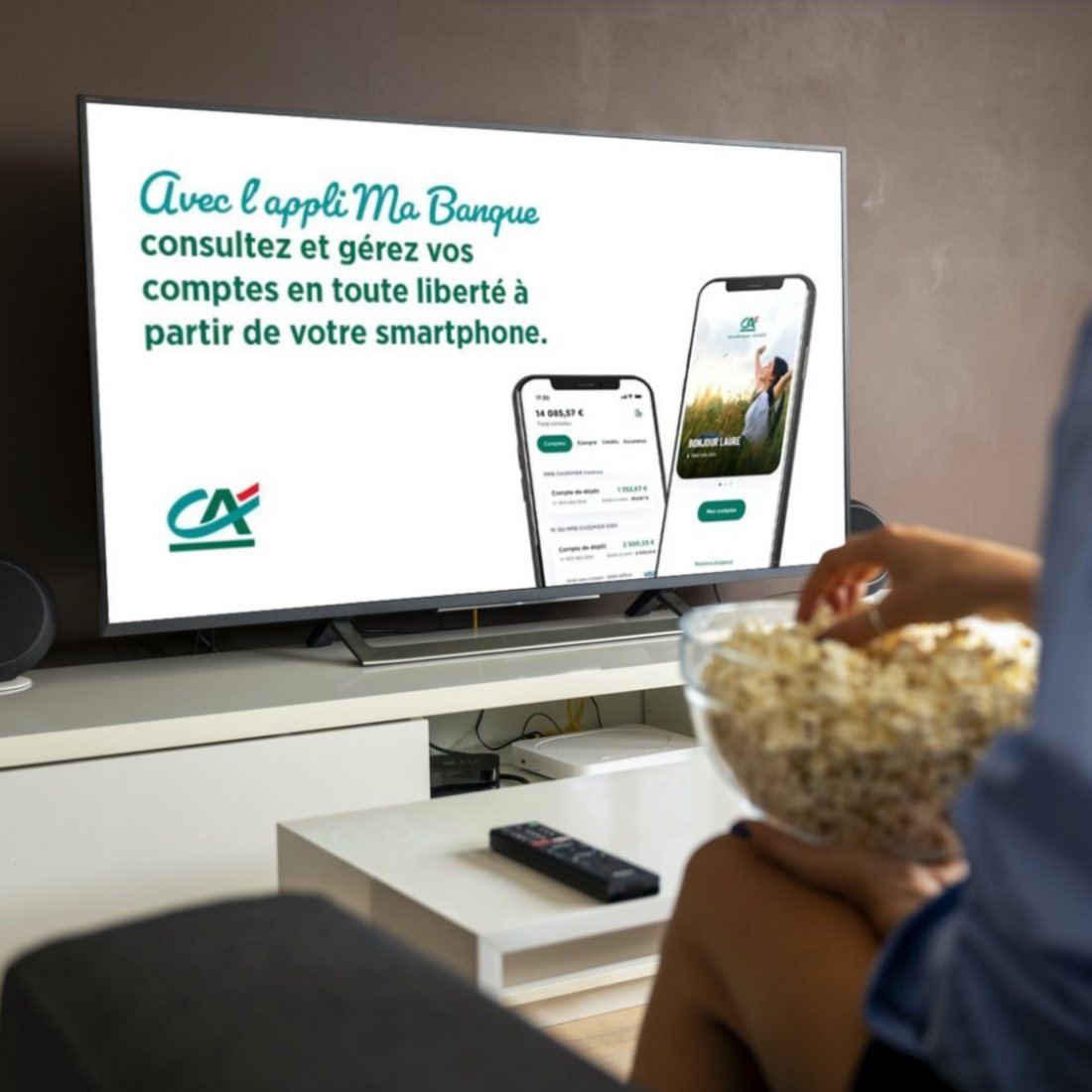 Spot publicitaire Crédit Agricole diffusé sur un téléviseur connecté dans un salon